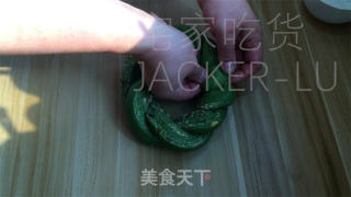 抹茶圣诞花环里包，共同的甘旨绽放，给人带去了一份清爽而温馨的节日气氛。的做法步调：22