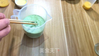 抹茶圣诞花环里包，共同的甘旨绽放，给人带去了一份清爽而温馨的节日气氛。的做法步调：2