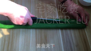 抹茶圣诞花环里包，共同的甘旨绽放，给人带去了一份清爽而温馨的节日气氛。的做法步调：20