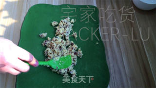 抹茶圣诞花环里包，共同的甘旨绽放，给人带去了一份清爽而温馨的节日气氛。的做法步调：16