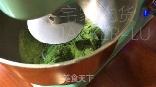 抹茶圣诞花环里包，共同的甘旨绽放，给人带去了一份清爽而温馨的节日气氛。的做法步调：5