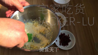 抹茶圣诞花环里包，共同的甘旨绽放，给人带去了一份清爽而温馨的节日气氛。的做法步调：13