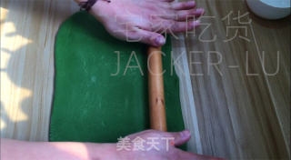 抹茶圣诞花环里包，共同的甘旨绽放，给人带去了一份清爽而温馨的节日气氛。的做法步调：15