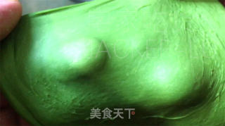 抹茶圣诞花环里包，共同的甘旨绽放，给人带去了一份清爽而温馨的节日气氛。的做法步调：7