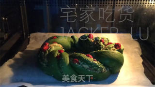 抹茶圣诞花环里包，共同的甘旨绽放，给人带去了一份清爽而温馨的节日气氛。的做法步调：25