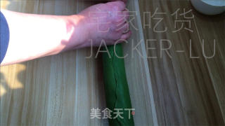 抹茶圣诞花环里包，共同的甘旨绽放，给人带去了一份清爽而温馨的节日气氛。的做法步调：18