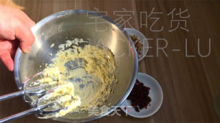 抹茶圣诞花环里包，共同的甘旨绽放，给人带去了一份清爽而温馨的节日气氛。的做法步调：11