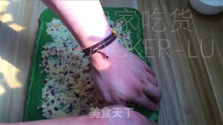 抹茶圣诞花环里包，共同的甘旨绽放，给人带去了一份清爽而温馨的节日气氛。的做法步调：17