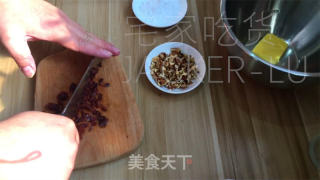 抹茶圣诞花环里包，共同的甘旨绽放，给人带去了一份清爽而温馨的节日气氛。的做法步调：10