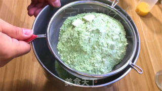 抹茶圣诞花环里包，共同的甘旨绽放，给人带去了一份清爽而温馨的节日气氛。的做法步调：4