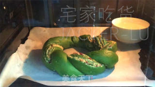 抹茶圣诞花环里包，共同的甘旨绽放，给人带去了一份清爽而温馨的节日气氛。的做法步调：23