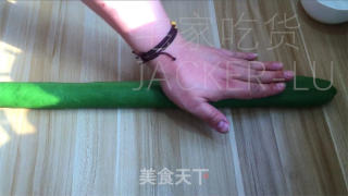 抹茶圣诞花环里包，共同的甘旨绽放，给人带去了一份清爽而温馨的节日气氛。的做法步调：19