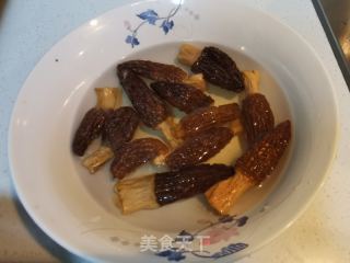 羊肚菌虫草黑鸡汤的做法步调：1