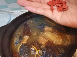 羊肚菌虫草黑鸡汤的做法步调：16