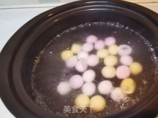 醪糟小汤圆的做法步调：1