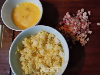 腊肉丁炒饭的做法步调：1
