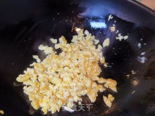 腊肉丁炒饭的做法步调：3