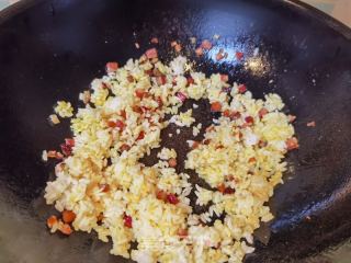 腊肉丁炒饭的做法步调：5
