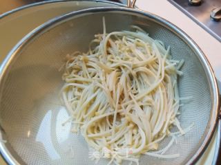 黄瓜拌金针菇的做法步调：2