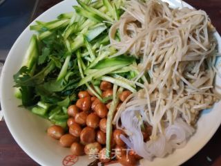 黄瓜拌金针菇的做法步调：4