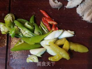 剁辣椒炒款项肚的做法步调：2