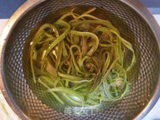 扇贝肉拌贡菜金针菇的做法步调：3