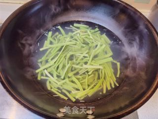 扇贝肉拌贡菜金针菇的做法步调：4