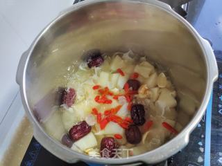 百开酥梨银耳羹的做法步调：5