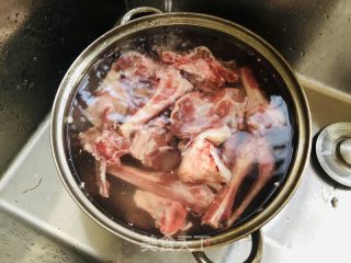 煮羊骨头的做法步调：1