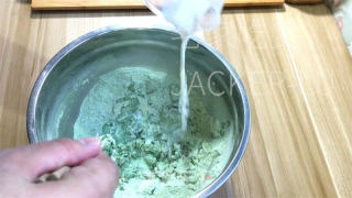 迷您抹茶豆沙小馒头，抹茶风味共同，表面翠绿清爽，里面坚实苦涩。的做法步调：3