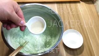 迷您抹茶豆沙小馒头，抹茶风味共同，表面翠绿清爽，里面坚实苦涩。的做法步调：2