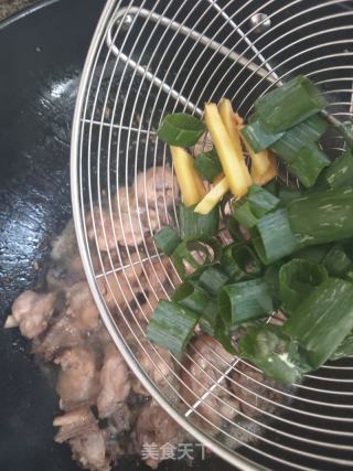 板栗炖鸡的做法步调：4