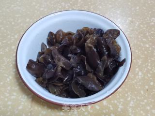 乌木耳北瓜炒蛋的做法步调：1