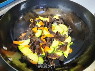 乌木耳北瓜炒蛋的做法步调：6