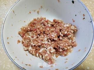 荠菜豆腐肉馅煎馄饨的做法步调：1