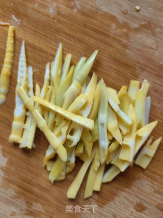 笋子炒牛肉的做法步调：2