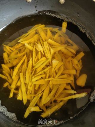 笋子炒牛肉的做法步调：3