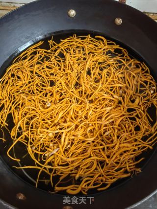 小米辣拌虫草花的做法步调：3