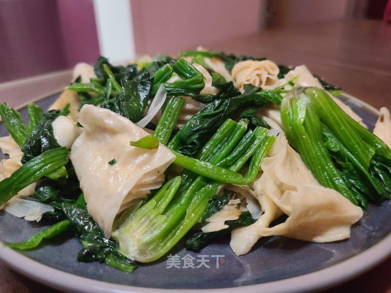 菠菜炒干豆皮豆筋（人制肉）的做法