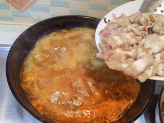 麻辣火煮肥牛金针菇的做法步调：9