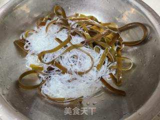 炝拌洋葱海带粉丝的做法步调：2