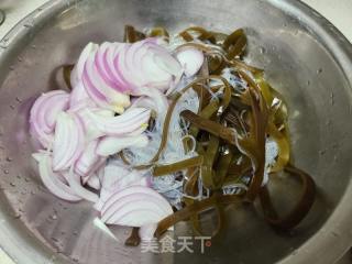 炝拌洋葱海带粉丝的做法步调：4