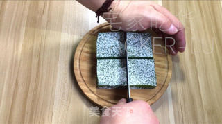 浓重抹茶死巧蛋糕，细致的抹茶味，又交融了利剑巧克力的甜蜜，心感丰硕而滑爽。的做法步调：8