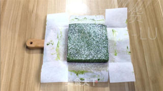 浓重抹茶死巧蛋糕，细致的抹茶味，又交融了利剑巧克力的甜蜜，心感丰硕而滑爽。的做法步调：7