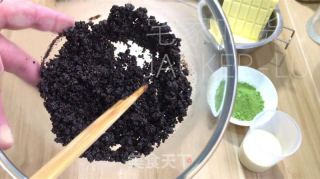 浓重抹茶死巧蛋糕，细致的抹茶味，又交融了利剑巧克力的甜蜜，心感丰硕而滑爽。的做法步调：1