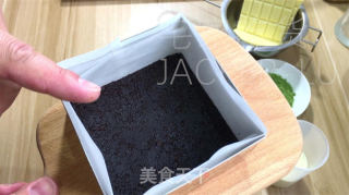 浓重抹茶死巧蛋糕，细致的抹茶味，又交融了利剑巧克力的甜蜜，心感丰硕而滑爽。的做法步调：2