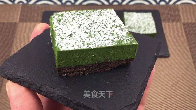 浓重抹茶死巧蛋糕，细致的抹茶味，又交融了利剑巧克力的甜蜜，心感丰硕而滑爽。的做法