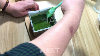 浓重抹茶死巧蛋糕，细致的抹茶味，又交融了利剑巧克力的甜蜜，心感丰硕而滑爽。的做法步调：5