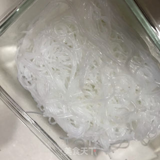 凉拌白萝卜粉丝的做法步调：3
