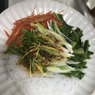 凉拌白萝卜粉丝的做法步调：7